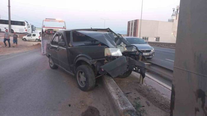 Bariyeri Aşan Otomobil Yön Levhası Direğine Çarparak Durabildi: 3 Yaralı