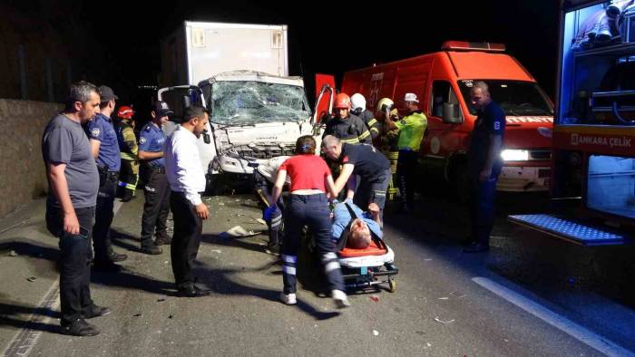 Kamyonette Sıkışan Sürücü İtfaiye Ekiplerince Böyle Kurtarıldı