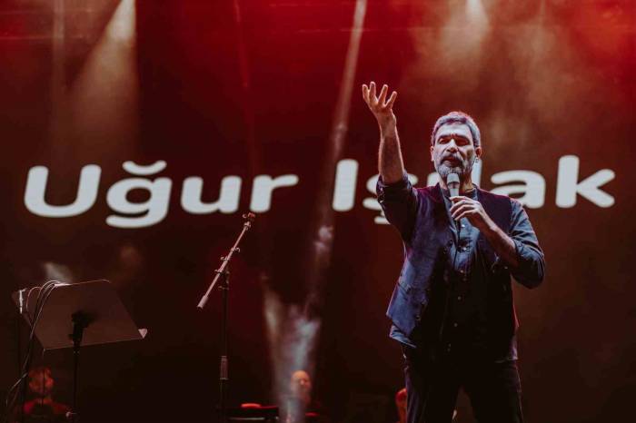 Uğur Işılak Hayranlarını Coşturdu