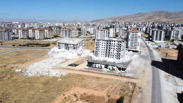 Malatya’da Evlerle Birlikte Hayallerde Yıkılıyor