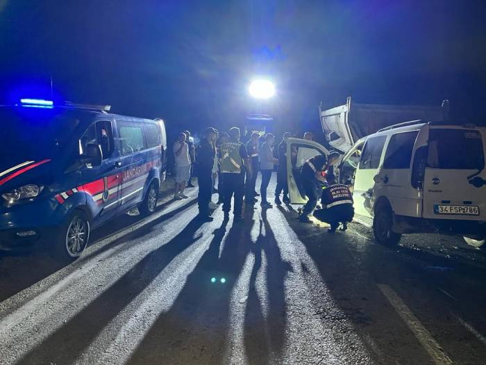 Silivri’de Hafif Ticari Araç Arıza Yapan Hafriyat Kamyonuna Çarptı: 1 Ölü