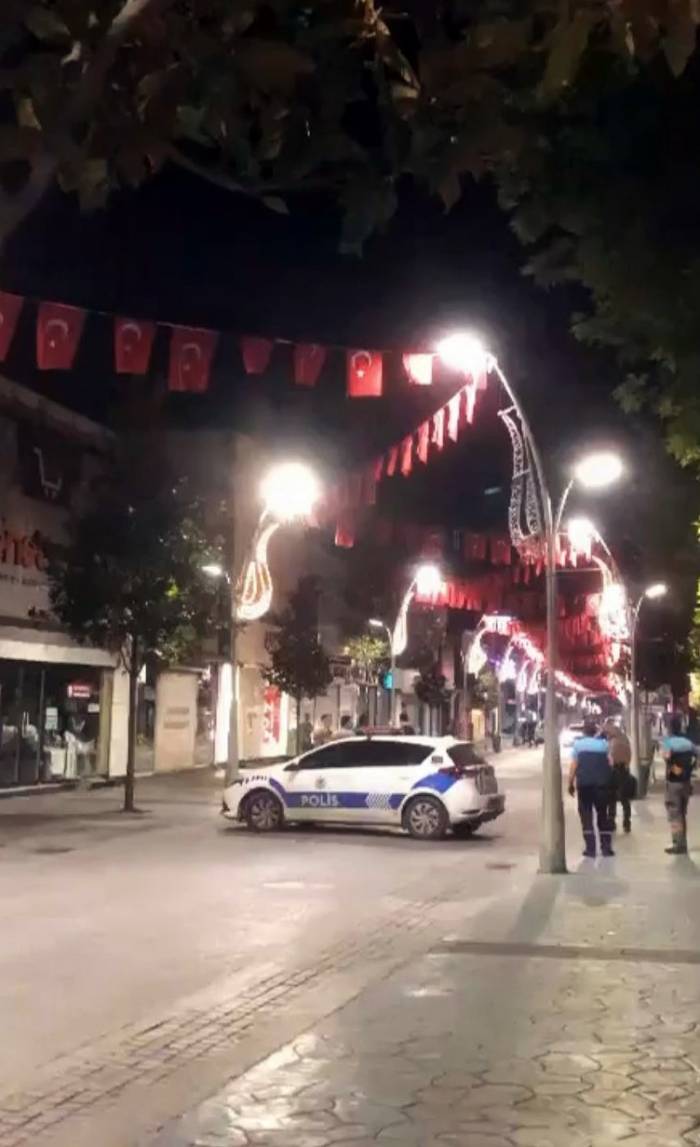 Çark Caddesi’nde Şüpheli Çanta Ekipleri Harekete Geçirdi