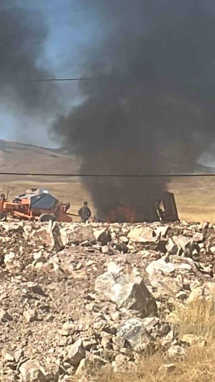 Alev Topuna Dönen Traktör Kullanılamaz Hale Geldi