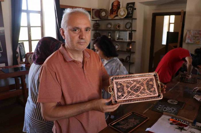 Çatı Aralarında Atalarından Kalan Hurda Bakır, Onların Elinde Sanata Dönüştü