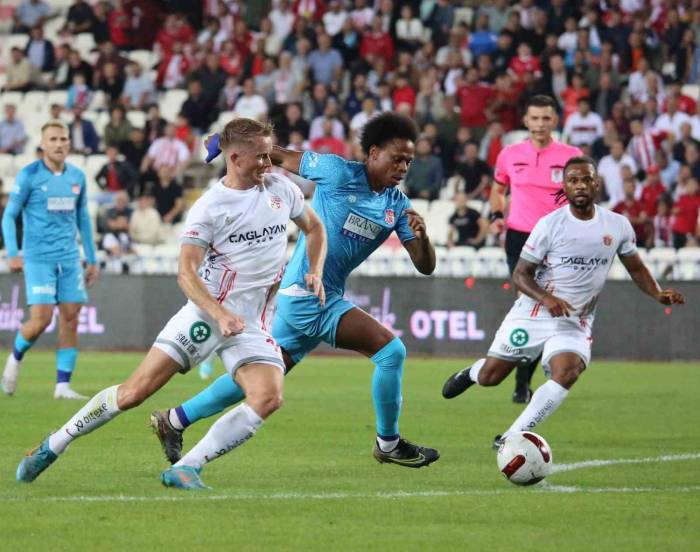 Trendyol Süper Lig: Ey Sivasspor: 1 - Antalyaspor: 1 (İlk Yarı)