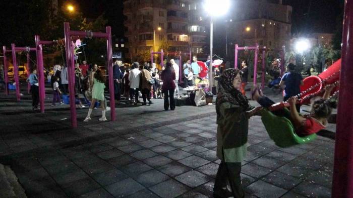 Sıcaktan Bunalan Vatandaşlar Akşam Parklara Akın Etti