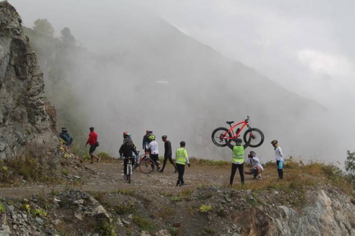 30 Cesur Bisikletli Dünyanın En Tehlikeli Yolunda Bisiklet Sürdüler