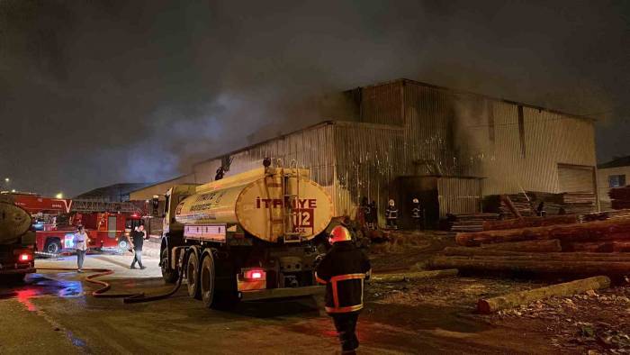 Adana’da Kereste İmalathanesi Yandı
