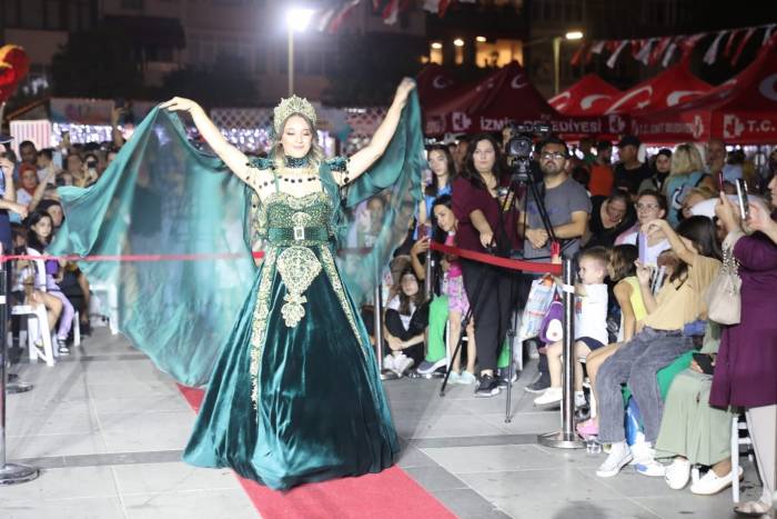 Kaftan-ı Eda Defilesi İzleyenleri Tam Not Aldı