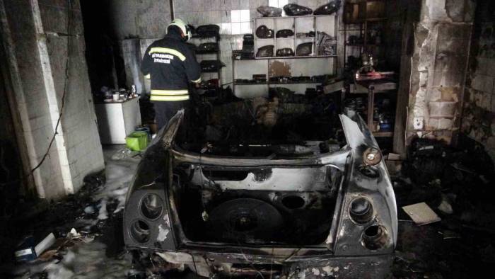 Oto Tamircide Spiral İle Parçalanan Otomobilin Yakıt Deposu Patladı