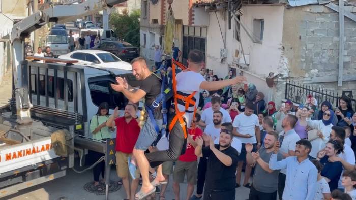 İznik’te İlginç Gelenek: Damadı Vinçe Astılar