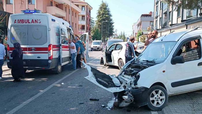 Düzce’de Hafif Ticari Araç Otomobille Çarpıştı: 1’i Bebek 5 Yaralı