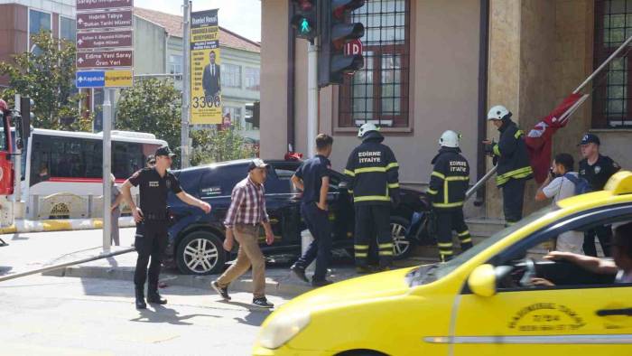 Motosiklete Çarpmamak İçin Manevra Yaptı, Direğe Çarptı