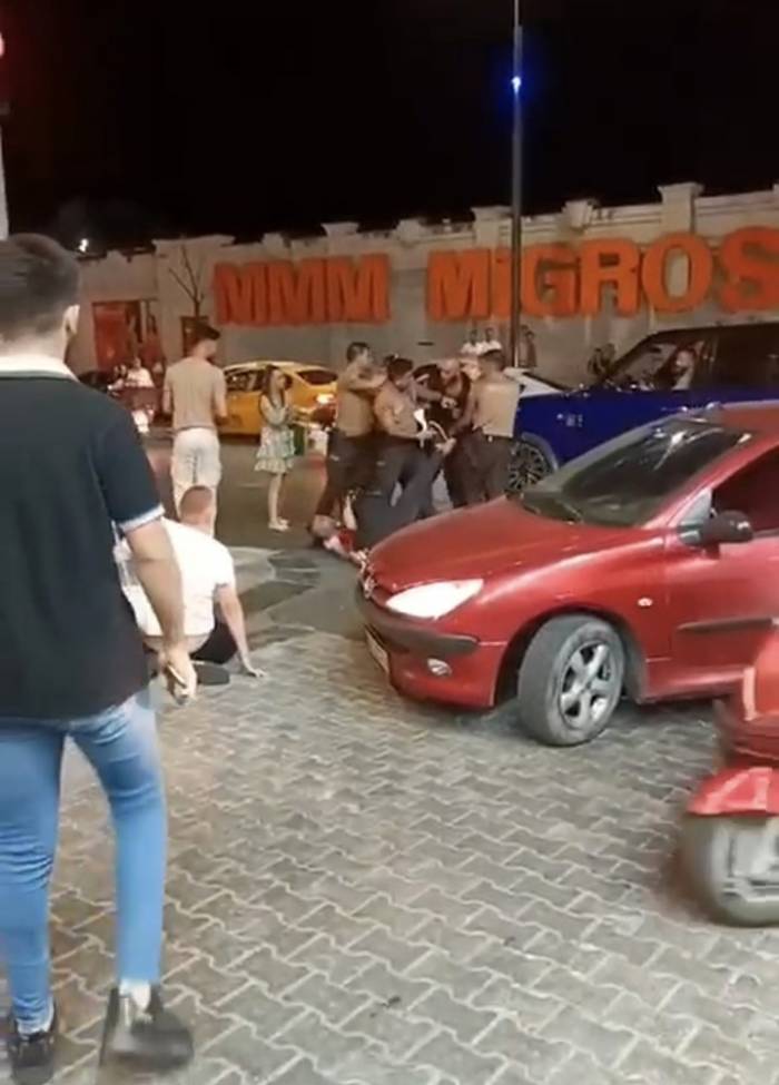 Kadıköy’de Tartıştığı Kadını Darp Etmeye Kalktı, Uyaran Vatandaşlarla Da Kavga Etti