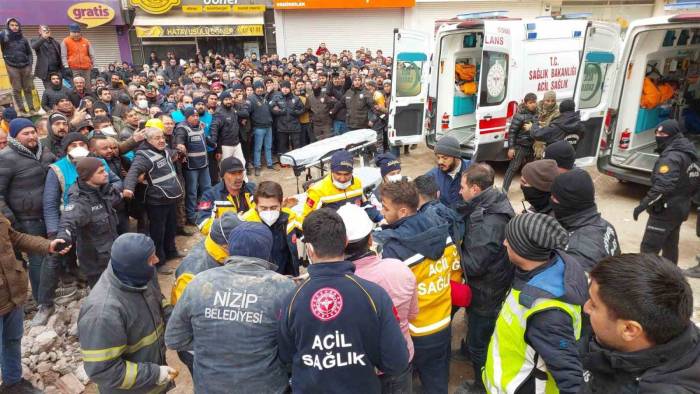 Gaziantep’te 110 Araç İle Bini Aşkın Acil Sağlık Personeli Depremzedelerin İlk Yardımına Koştu