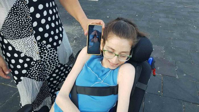 Bedensel Engelli Kadının Hayali, Şarkılarını Severek Dinlediği Sanatçı İle Görüşebilmek