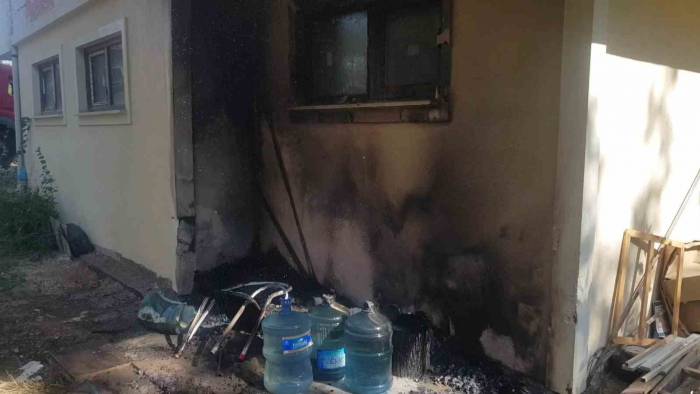 Araç Lastikleri Alev Aldı, Apartman Yanmaktan Kurtuldu