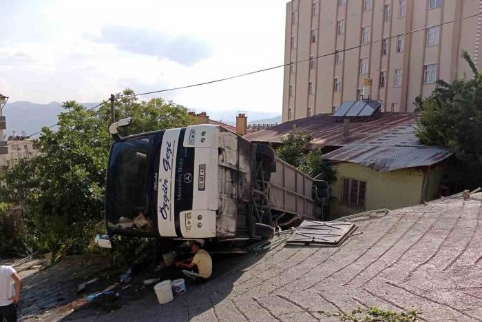 Karaman’da Yokuş Çıkarken Geri Kayan Tur Otobüsü Evin Bahçesine Devrildi: 30 Yaralı