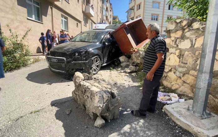 Cip Önce Otomobil İle Römorka Çarptı, Sonra İstinat Duvarını Yıktı: 1 Yaralı