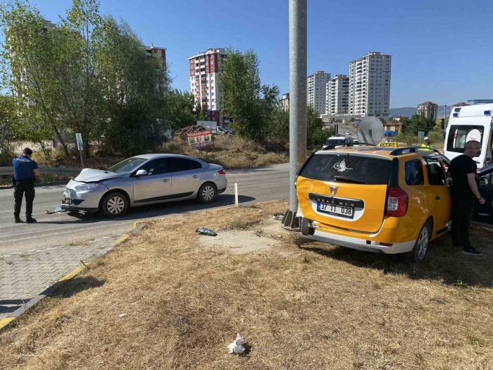 Ticari Taksi İle Otomobil Çarpıştı: 3 Yaralı