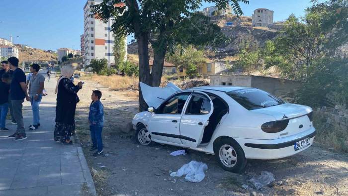 Kontrolden Çıkan Otomobil Ağaca Çarparak Durabildi: 3 Yaralı