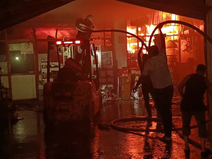 Turgutlu Sanayi Sitesi’nde Çıkan Yangında 3 İşyeri Küle Döndü