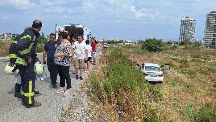 Manisa’da Otomobil Yol Kenarındaki Araziye Uçtu: 2’si Çocuk 3 Yaralı