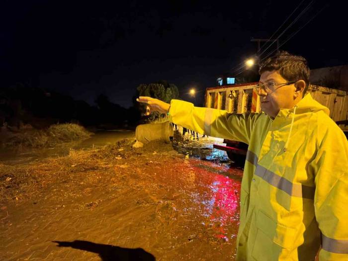 Başkan Özcan Tüm Ekipleriyle Sahada Vatandaşı Yalnız Bırakmadı