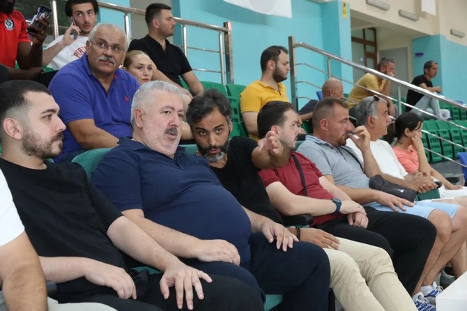 rize-belediyespor-erkek-hentbol-takimi-ilk-kez-yer-aldigi-turkiye-hentbol-federasyonu-thf-erkekler-super-ligindeki-ilk-macinda-izmir-buyuksehir-belediyesine-28-25-maglup-oldu-1.jpg