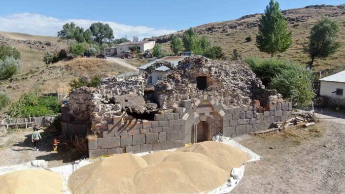 Yıllarca Definecilerin Talanına Uğrayan Kilise Restore Edilmeyi Bekliyor