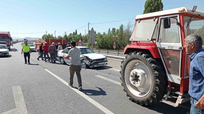 Otomobil İle Traktörün Çarpışması Sonucu 3 Kişi Yaralandı.
