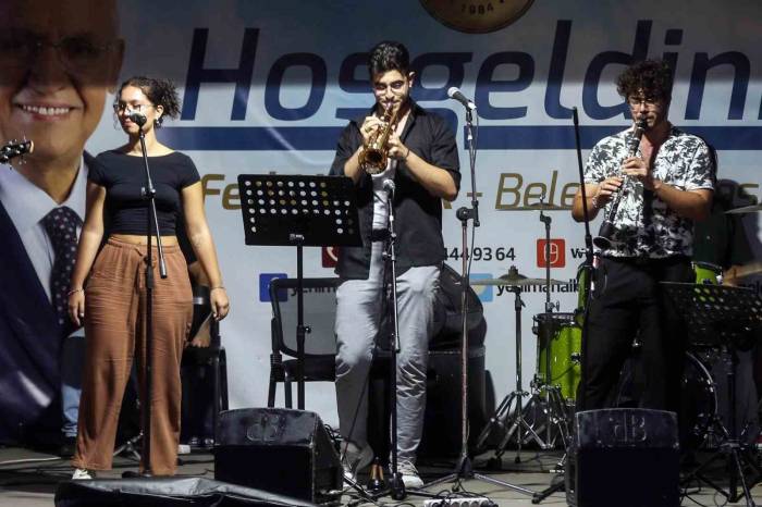 Yenimahalle’de Sahne Gençlere Emanet