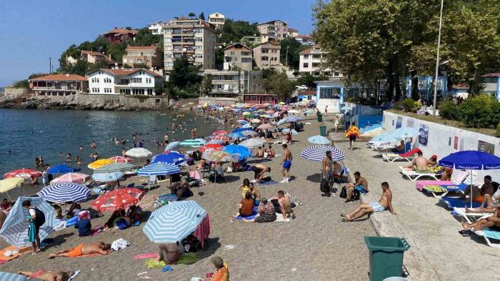 Sıcak Havadan Bunalan Vatandaşlar Plajı Doldurdu