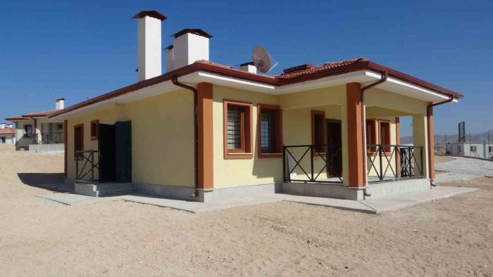 Malatya’daki Köy Evlerinde Çalışmalar Hızla Sürüyor