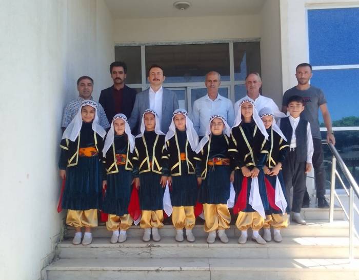 Solhan Hem’de Kız Öğrencilere Folklor Kıyafeti Hediyesi