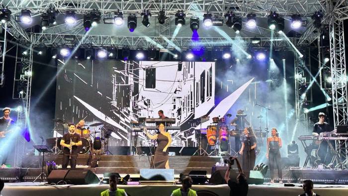 Evreşe Belediyesi 4. Müzik Festivalinde Simge Sağın Rüzgarı Esti