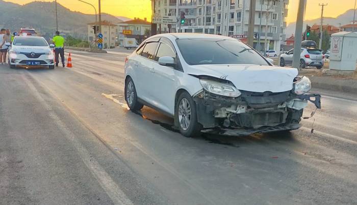 Kırmızı Işıkta Bekleyen Otomobile Başka Bir Araç Çarptı: 2 Yaralı