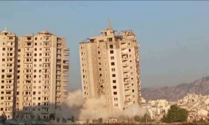 Dinamitle Patlatılan 16 Katlı Devasa Rezidansın 2.bloğu Kağıt Gibi Yerle Bir Oldu
