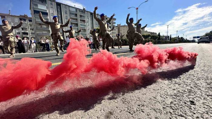 Komandolardan Cadde Ortasında Zeybek Gösterisi