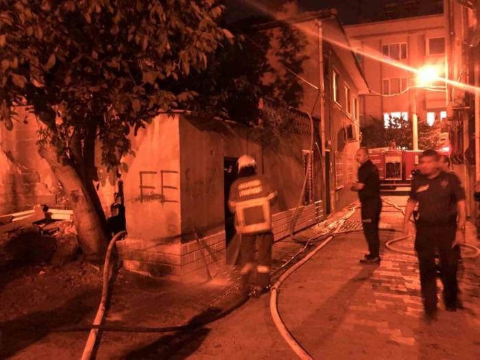 Alevler Teslim Olan Ev Kullanılmaz Hale Geldi