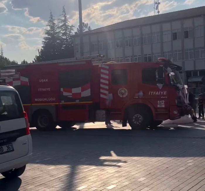 Başkan Akçadurak, “Gelin Arabası Olarak Kullanılan İtfaiye Aracı Uşak Belediyesine Ait”