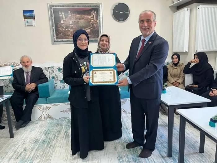 Hafızlık Eğitimini Tamamlayan Hafızlara Belgeleri Verildi