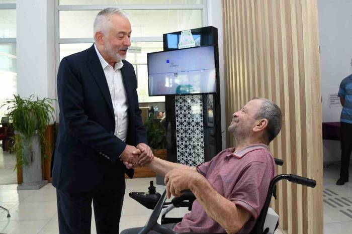 Başkan Sözünü Tuttu, Engelli Adam Akülü Tekerlekli Sandalyesine Kavuştu