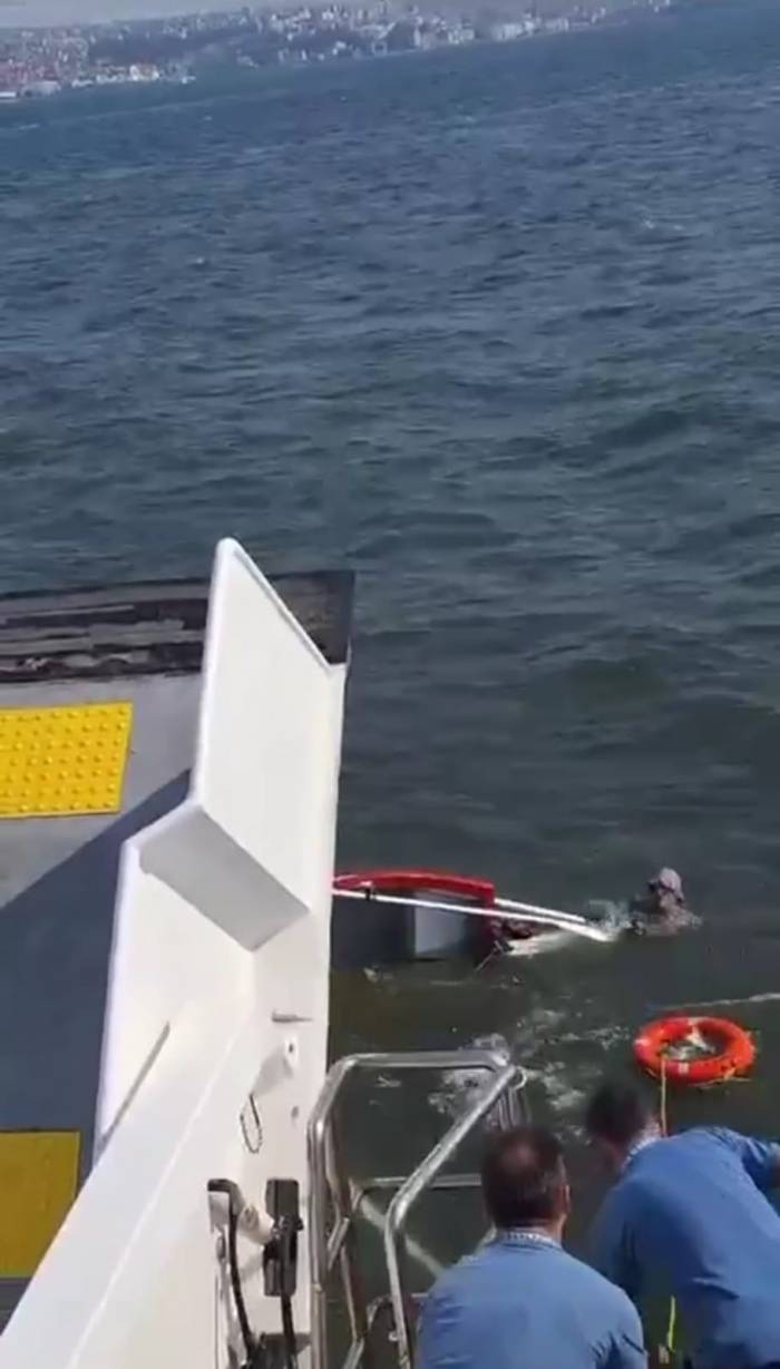 İzmir Körfezi’nde Teknesi Alabora Olan Denizci Böyle Kurtarıldı