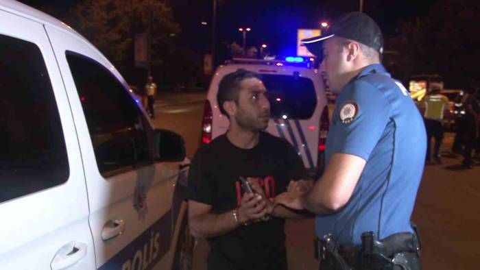 Kadıköy’deki Trafik Denetiminde Alkollü Sürücü Polis Ekiplerine Zorluk Çıkardı: "Gelmiyorum Gelin Beni Evden Alın"