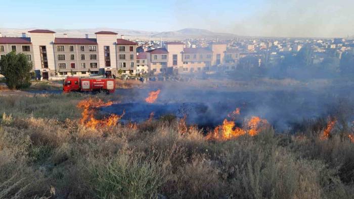 Kars’ta 2 Ayrı Bölgede Örtü Yangını