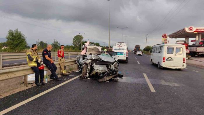 Otomobil Sürücüsü Tıra Böyle Çarptı: 1 Kişi Öldü, 3 Kişi Yaralandı