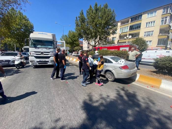 Lüleburgaz’da Tır İle Otomobil Çarpıştı: 4 Yaralı