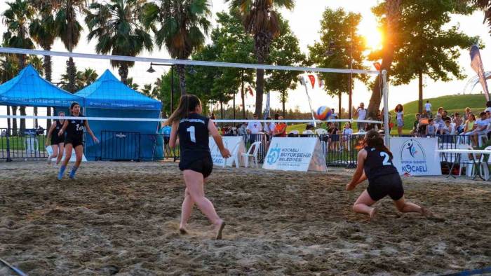 Plaj Şenliklerinde Kıyasıya Yarış