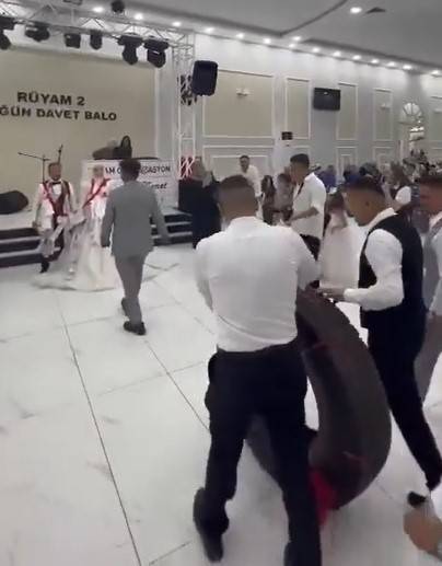 Tır Şoförü Damada Düğünde Tır Lastiği Hediye Ettiler